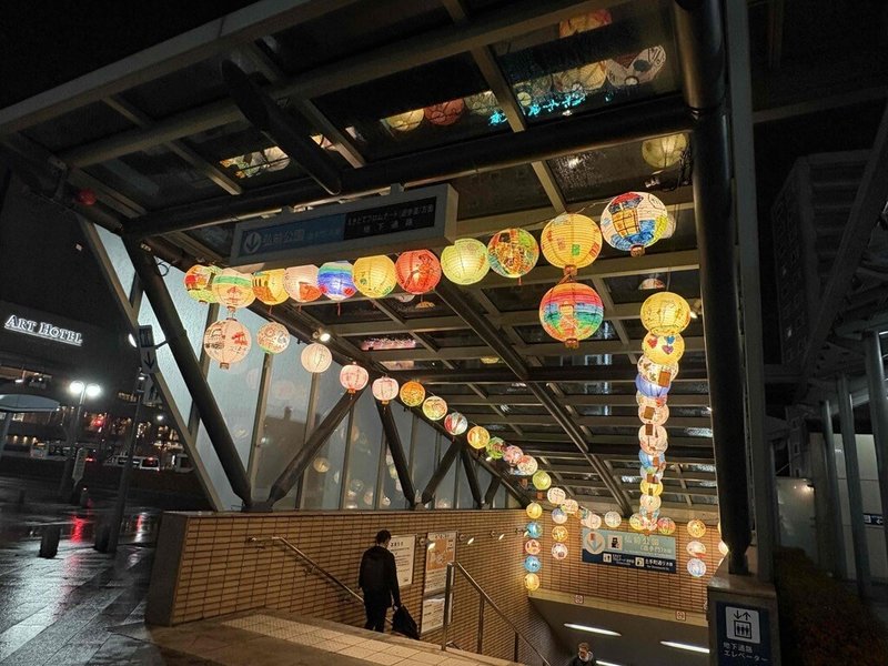 日本青森縣弘前市車站12月1日起展示150個台南小朋友手繪「友好之燈」，展期至2026年3月8日。（台南市政府提供）中央社記者張榮祥台南傳真　114年12月19日