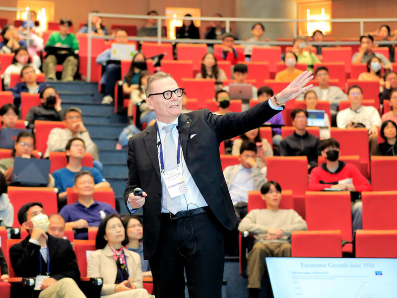 目前任教於美國芝加哥大學的2024年諾貝爾經濟學獎得主羅賓森（James A. Robinson）（前），近日受台灣大學邀請以「國家為何失敗」為題發表演講。他指出政治權力較分散、具法治精神的政治制度，更能長期維持創新誘因。（台大提供）中央社記者陳至中台北傳真　114年12月19日