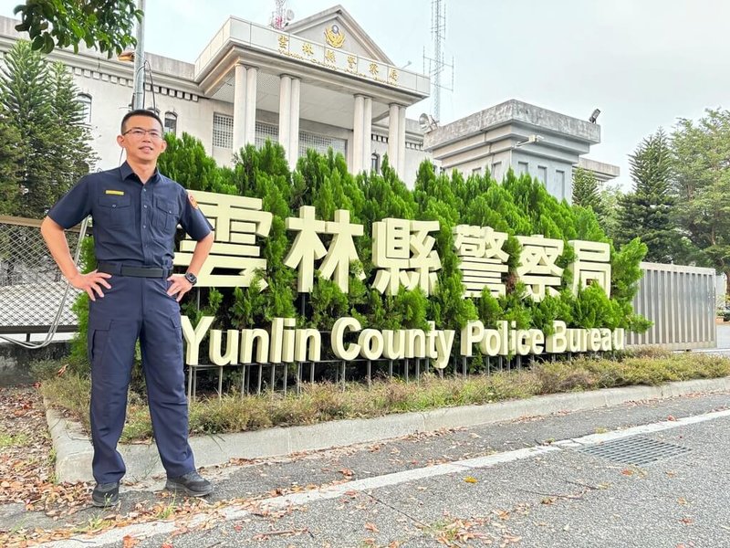 雲林縣警察局刑警大隊科偵隊代理隊長劉丁心（圖）日前於休假時協助逮捕詐騙車手，而劉丁心的妻子則以手機錄影蒐證。警察局長黃富村稱讚劉丁心夫妻為打詐工作樹立典範。　（劉丁心提供）　中央社記者姜宜菁傳真　114年12月19日