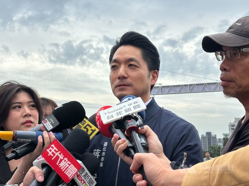 國民黨台北市議員曾獻瑩18日公布雙城論壇行程，將由台北市長蔣萬安率團出訪，並參訪中山醫院、徐匯濱江區等。蔣萬安（中）19日出席活動被媒體堵訪此事時表示，行程細節目前仍在作最後確認，確定會跟民眾說明，希望此行順利並有收穫。中央社記者陳昱婷攝　114年12月19日