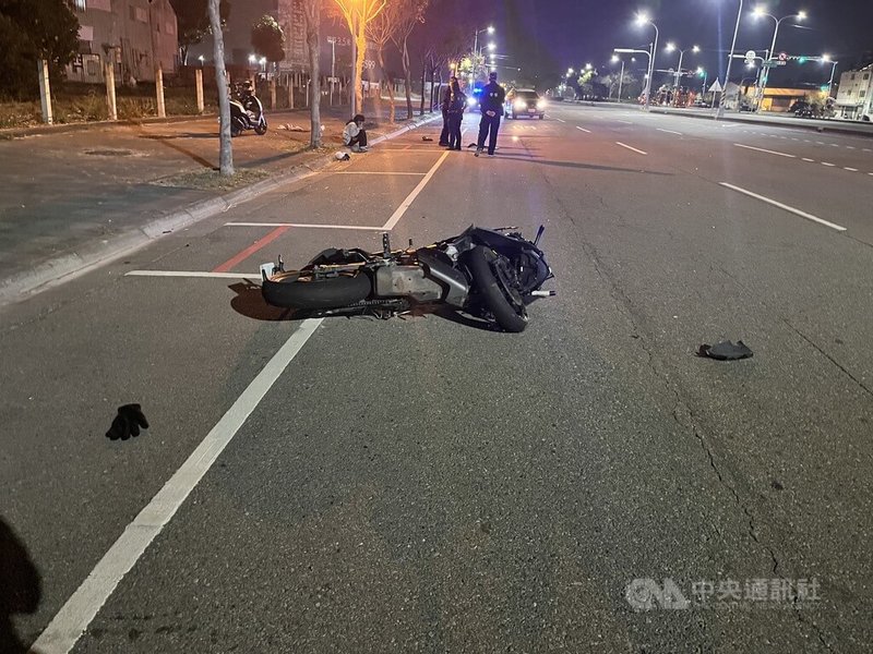 林姓男子18日晚間騎機車行經台中南屯區一處路口，突然車身右偏撞上人行道緣石，再碰撞一旁路樹，林男因傷勢嚴重，送醫搶救仍不治。（翻攝照片）中央社記者蘇木春傳真　114年12月19日