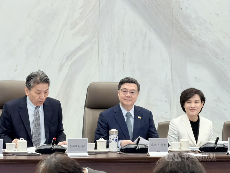 監察院副院長李鴻鈞（左）19日率領監察委員巡察行政院，行政院長卓榮泰（中）、行政院副院長鄭麗君（右）出席巡察會議。中央社記者賴于榛攝　114年12月19日