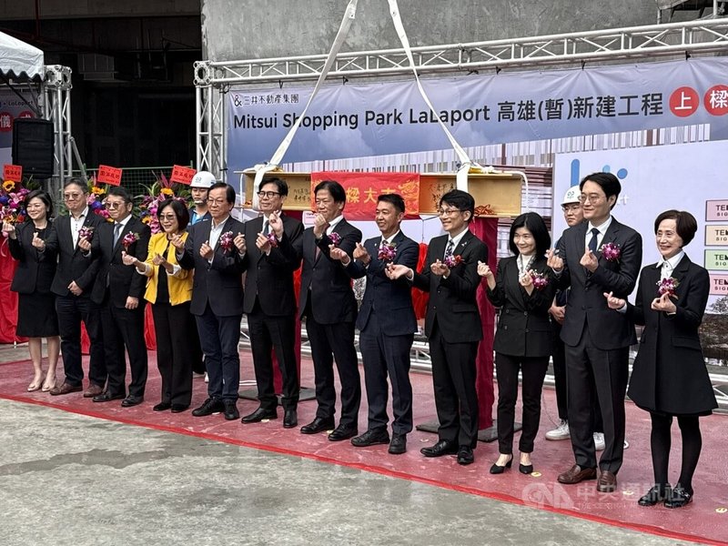 三井集團近年持續加碼投資台灣，在高雄市鳳山衛武營東側打造LaLaport高雄，19日舉辦上梁儀式。高雄市長陳其邁（前左6）、台灣三井不動產董事長久一康洋（前右6）與會人士合影留念。中央社記者董俊志攝　114年12月19日