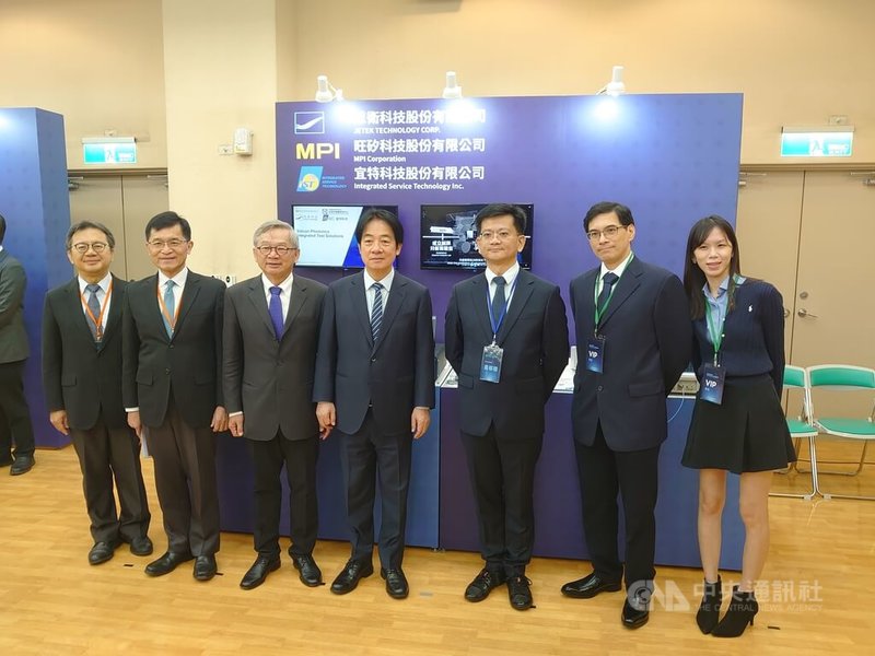 總統賴清德（右4）啟動AI新十大建設推動之旅，19日首站前往竹科參加國科會舉辦的「台灣矽光子CPO-AI生態鏈座談會」，聽取業者矽光子技術成果。中央社記者張建中攝　114年12月19日