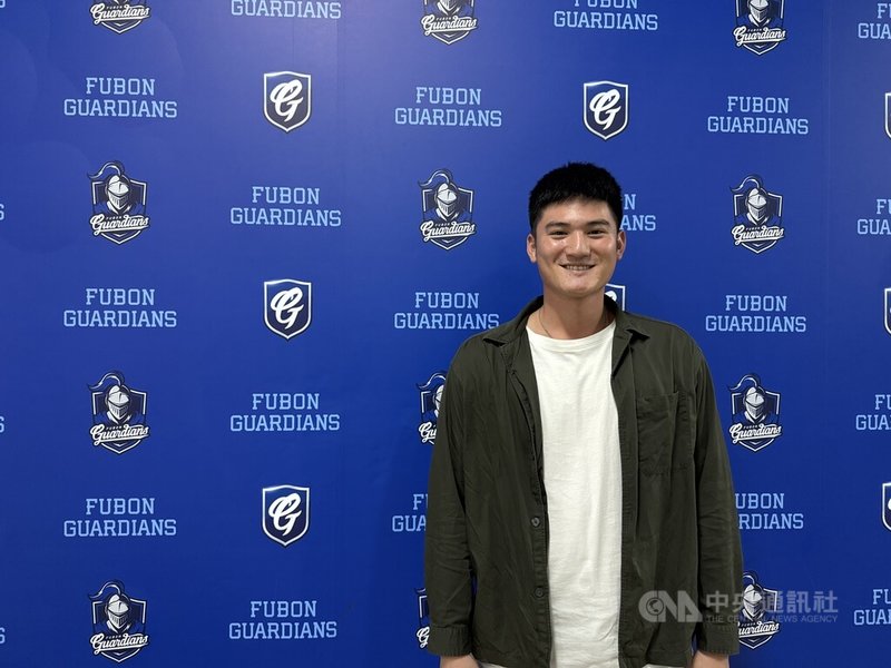 23歲內野手馬鋼（圖）新球季確定轉戰中職富邦悍將，他坦言，季後心情忐忑，思考過程也滿艱難的，感謝兄弟這幾年的照顧，也謝謝悍將給機會，盼新球季能在一軍替球隊有更多貢獻。中央社記者謝靜雯攝　114年12月19日