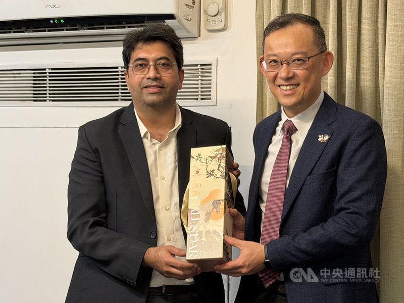 印度智庫「戰略安全議題研究中心」（NatStrat）資深研究員夏瑪（Raj Kumar Sharma）（左）表示，印度與台灣互設代表處30年了，印度民眾對台灣的認識也顯著提升，新世代的年輕人都知道台灣是科技強國，台灣也越來越受印度民眾重視。中央社記者李晉緯新德里攝　114年12月19日