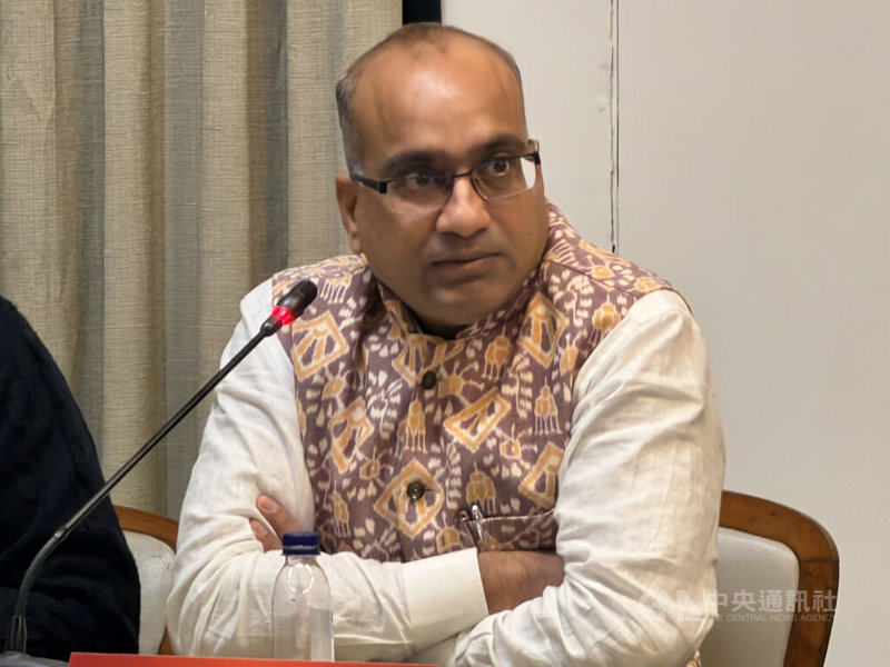 印度聯邦院（上議院）議員庫瑪（Sujeet Kumar）在研討會中表示，他認為印度與台灣的關係，是21世紀最具決定性、最具戰略意義、最重要的夥伴關係之一。中央社記者李晉緯新德里攝　114年12月19日