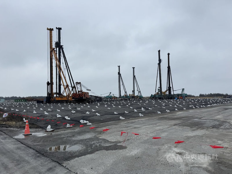 台塑石化響應政府能源政策，麥寮既有燃煤發電機組將在年底除役，19日舉行液化天然氣接收站（簡稱六接）動土。中央社記者姜宜菁攝  114年12月19日