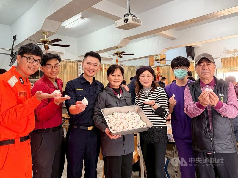澎湖當地在冬至有包菜繭、搓湯圓與捏雞母狗等習俗，望安警分局今年首度與望安鄉公所、西安社區共同籌辦「跨世代、搓湯圓、迎冬至、護平安」活動，傳承傳統文化也品嚐好滋味。中央社　114年12月19日