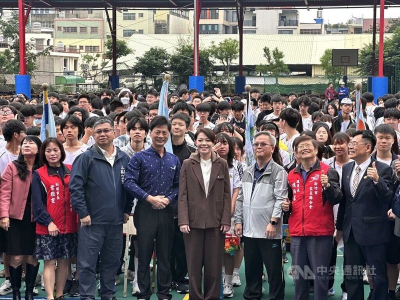 新竹市長高虹安（前右4）19日參加新竹高工運動會，接受媒體訪問時表示，任何人想要為新竹服務、並且願意站出來（參選），都是值得尊重的事情，她給予祝福。中央社記者郭宣彣攝　114年12月19日