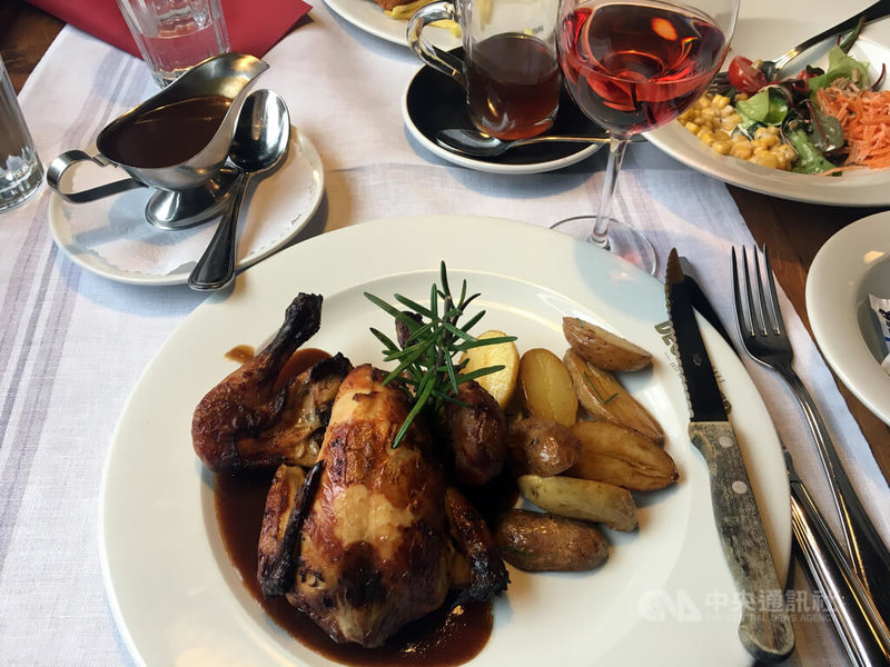 瑞士餐飲業者坦言，進口酒品相較本土酒，單價較低且品項多，在酒單上占比較高。中央社記者郭芳君蘇黎世攝　114年12月19日