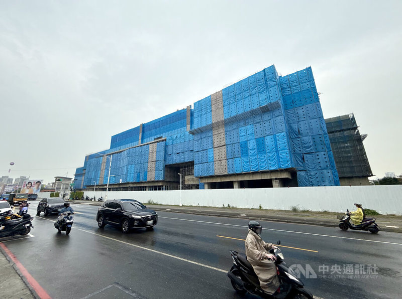 三井集團近年持續加碼投資台灣，在高雄市鳳山衛武營東側打造LaLaport高雄，19日舉辦上梁儀式，最快將於115年底開幕。圖為主結構工程一景。中央社記者董俊志攝　114年12月19日