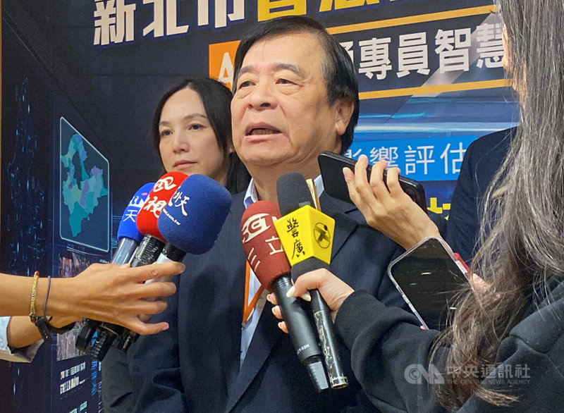 新北市交通局19日宣布啟動「交評交維送審AI檢核網」，局長鍾鳴時（前）19日表示，交通檢核系統導入AI轉型為人工智慧判讀，可幫助提升行政效率，讓人力聚焦在專業判斷與交通安全審查，提升整體效能。中央社記者黃旭昇新北市攝　114年12月19日