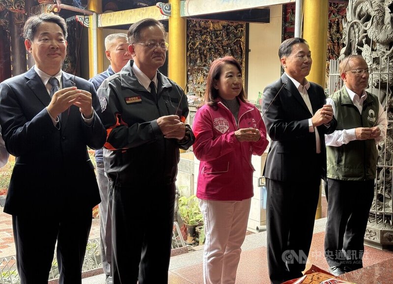 內政部19日在南投配天宮辦台灣全民安全指引宣講會，由內政部消防署長蕭煥章（前左2）、役政司長沈哲芳（前左）主講，與民進黨籍立委羅美玲（前中）、南投警察局長謝宗宏（前右2）等在活動開始前參香祈福。中央社記者蕭博陽南投縣攝　114年12月19日