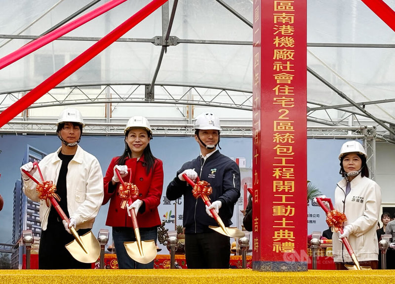 台北市都市發展局19日舉辦南港機廠社會住宅2區新建工程開工典禮，台北市長蔣萬安（左3）等人執鏟動土。中央社記者陳昱婷攝　114年12月19日