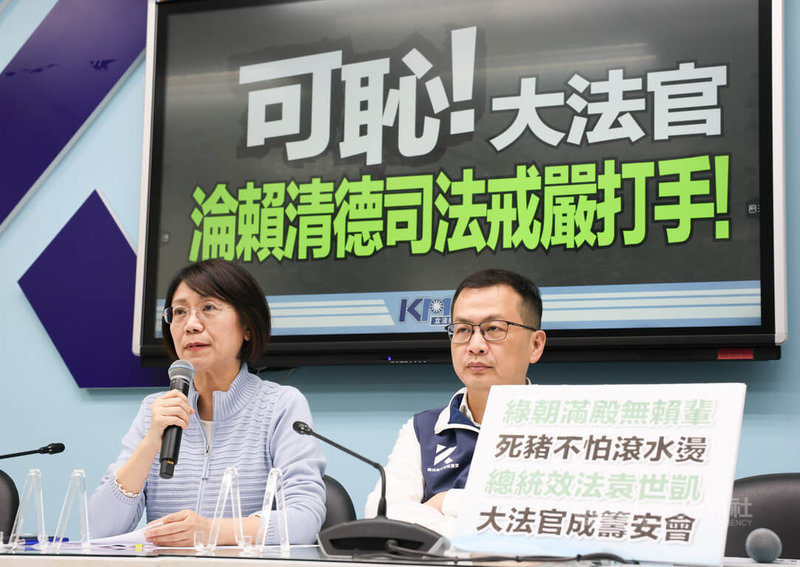 憲法法庭19日做出114年憲判字第1號判決，宣告憲訴法修法違憲。國民黨立委翁曉玲（左）表示，只有5名大法官參與評議，就算依照憲訴法修法前規定，也需有6名大法官出席，對於不符法律規定的憲法判決，都是違憲無效的判決。右為國民黨立法院黨團書記長羅智強。中央社記者謝佳璋攝　114年12月19日