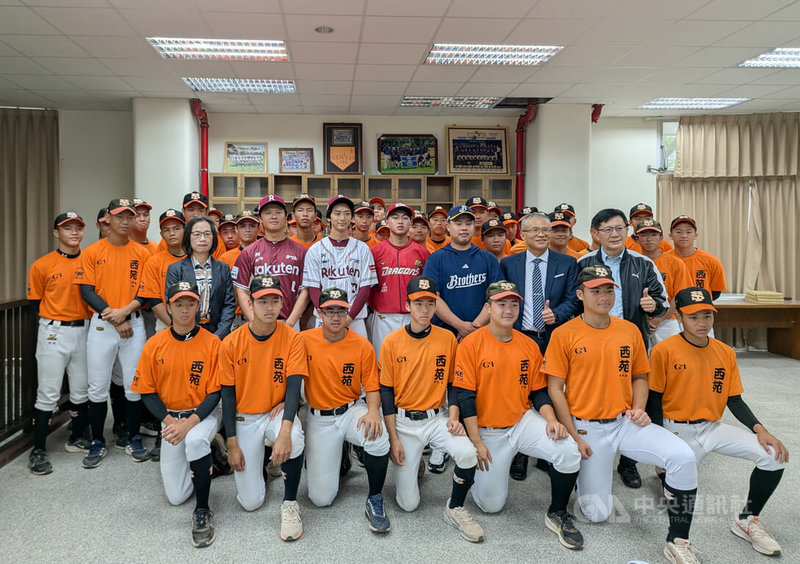 中華職棒選秀新星鍾亦恩（2排左3）、吳承皓（2排右4）、焦子杰（2排右3）、王奕翔（2排左2）19日回到母校台中市西苑高中，4人共捐新台幣40萬元，感謝棒球隊栽培。中央社記者蘇木春攝　114年12月19日