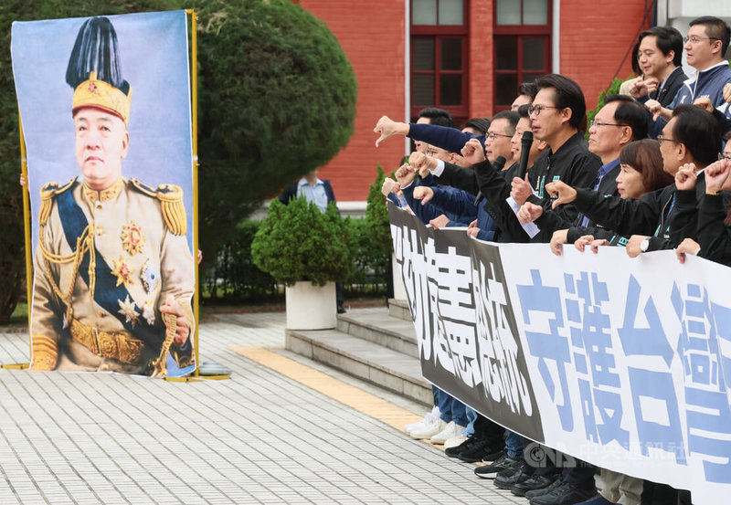 國民黨立法院黨團、民眾黨立法院黨團19日在立法院議場前共同舉行「彈劾違憲總統，反帝制、反專制、反獨裁」聯合記者會，現場掛出總統賴清德的頭像與袁世凱後製照片，與會委員高呼口號要「賴清德下台」。中央社記者謝佳璋攝 114年12月19日