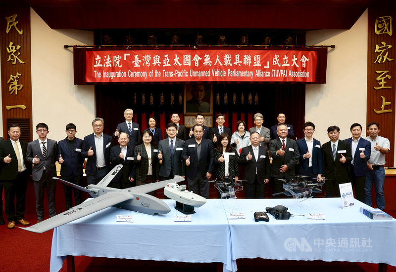 立法院「台灣與亞太國會無人載具聯盟」成立大會19日舉行，民進黨立委鍾佳濱（後右4）、陳冠廷（後右5）等人比讚合影。中央社記者翁睿坤攝　114年12月19日