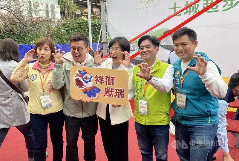 新北捷運土城樹林線區段標CQ880B（土城高架段）19日開工，民進黨立委蘇巧慧（中）、吳琪銘（右2）與同黨議員彭一書（右）、卓冠廷（左2）、石一佑（左）等人出席，並模仿舞獅動作開心合影。中央社記者黃旭昇新北市攝 114年12月19日