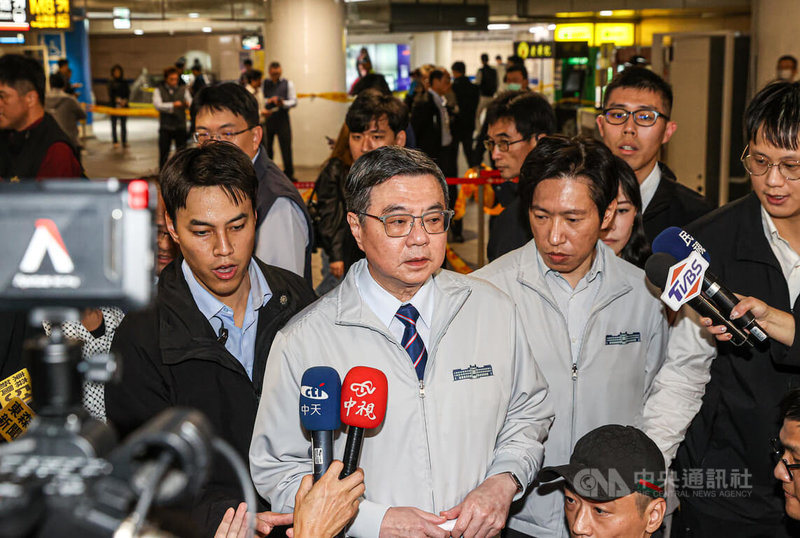 台北車站19日傍晚發生遭人丟擲煙霧彈事件，1人受傷送醫，犯嫌逃逸。行政院長卓榮泰（前中）獲報後親自到場視察關切，受訪說明相關情形。中央社記者鄭清元攝　114年12月19日