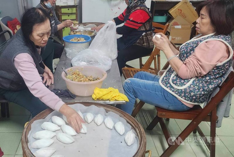 冬至將近，澎湖當地傳統習俗會包菜繭（圖）、搓湯圓與捏雞母狗等，今年也在島內各社區巷弄間處處飄香。中央社   114年12月19日