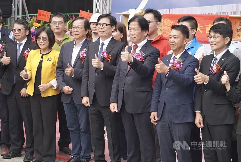 三井集團近年持續加碼投資台灣，在高雄市鳳山衛武營東側打造LaLaport高雄，19日舉辦上梁儀式。高雄市長陳其邁（前右4）、台灣三井不動產董事長久一康洋（前右3）等人合影；陳其邁表示，民進黨立委許智傑（前右2）是此案最大推手。中央社記者董俊志攝　114年12月19日