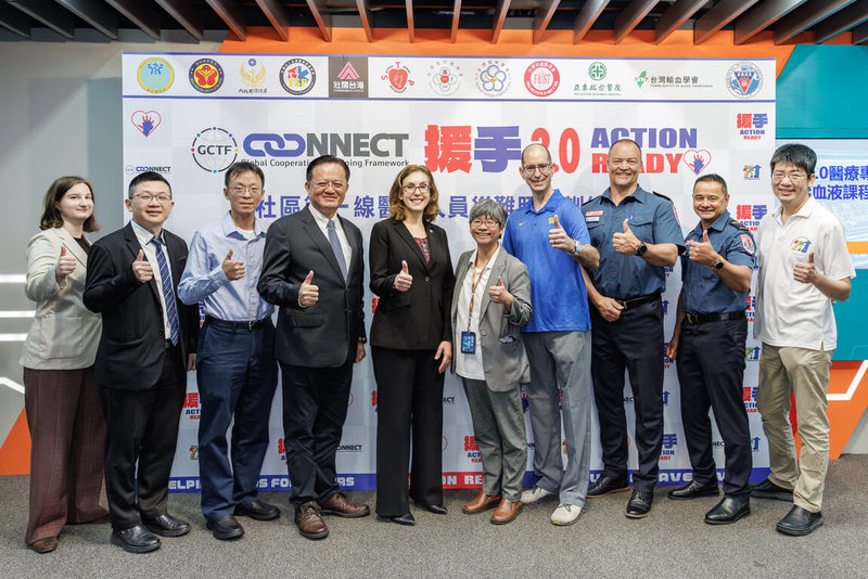 GCTF Connect社區第一線醫療人員災難照護訓練計畫－血液課程」17至18日於新北市舉行，美國在台協會代理處長梁凱雯（左5）參與開幕並發表致詞。（美國在台協會提供）中央社記者吳書緯傳真　114年12月19日