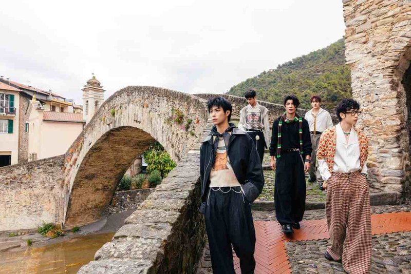 男子團體FEniX赴南法拍攝新專輯「參」MV，難忘拍攝日是雨天，卻意外拍出好效果，他們也宣布，2026年1月將在台北舉辦簽名會。（華納提供）中央社記者王心妤傳真　114年12月19日