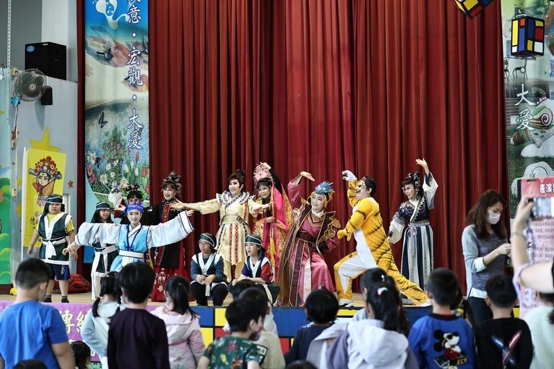 高雄市明義國小推廣台灣本土傳統戲曲，近日邀請高雄市傳統戲曲推廣教育協會執行校園展演計畫「街頭小霸王」，讓學生近距離體驗歌仔戲的魅力。（高雄市明義國小提供）中央社記者林巧璉傳真　114年12月19日