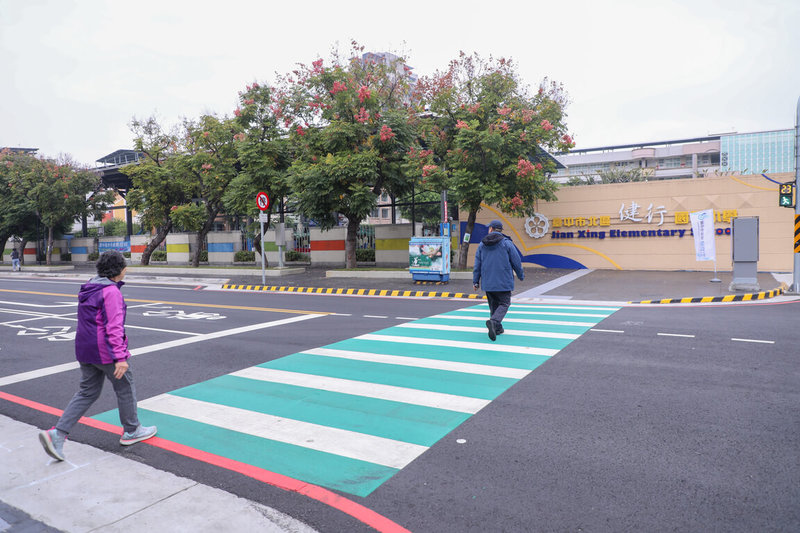 台中市政府斥資新台幣8097萬元，改善北區健行國小延伸到忠明高中一帶通學安全及健行路行車品質，打造安心通學環境，19日舉行完工典禮。（中市府提供）中央社記者趙麗妍傳真　114年12月19日