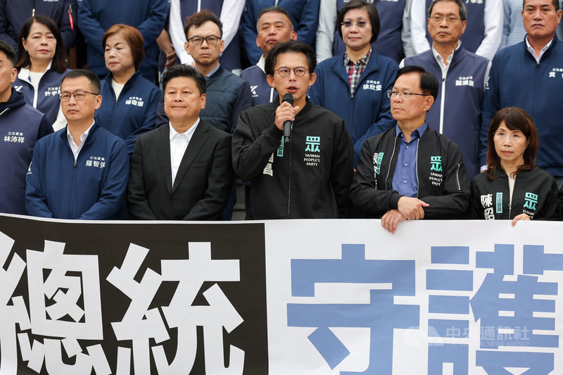 民眾黨團總召黃國昌（前右3）、國民黨團總召傅崐萁（前左2）一同出席說明2黨立場及彈劾總統賴清德的原因。中央社記者翁睿坤攝　114年12月19日