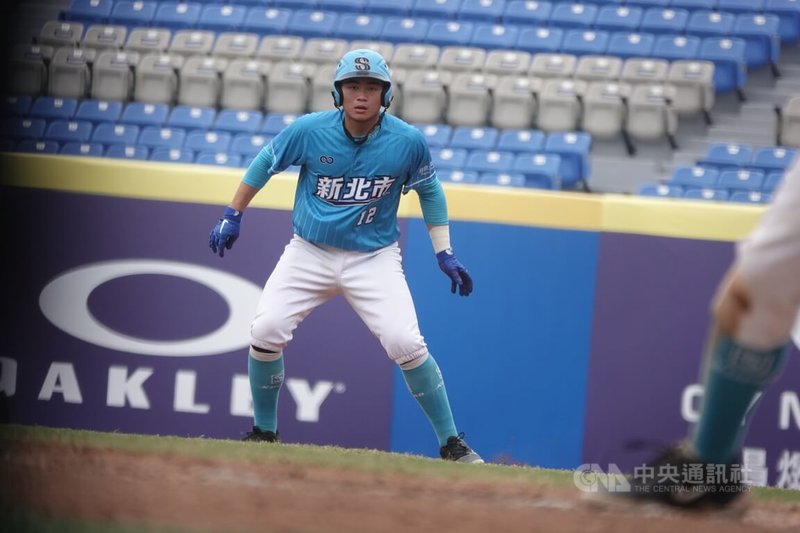 新北富邦國際城市U18棒球邀請賽，地主新北藍隊19日在8強與新竹市隊交手，以5比0拿下比賽勝利晉級4強。藍隊捕手黃世堯近幾場比賽打擊穩定輸出，前兩場比賽都是勝利打點，今天單場1安1打點。中央社記者謝靜雯攝　114年12月19日