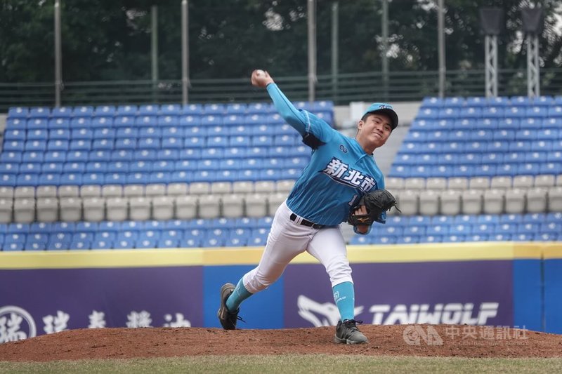 新北富邦國際城市U18棒球邀請賽，地主新北藍隊19日在8強與新竹市隊交手，以5比0拿下比賽勝利晉級4強，藍隊先發投手王銘賢投4局無失分，拿下勝投。中央社記者謝靜雯攝　114年12月19日