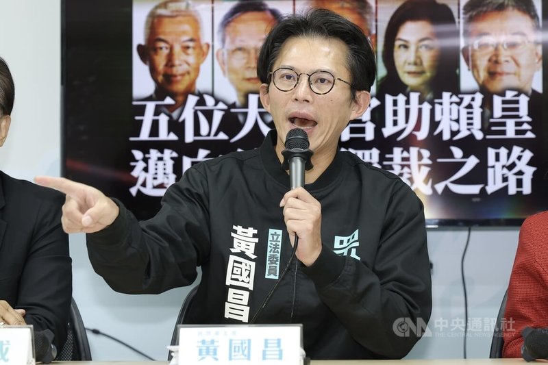 憲法法庭19日判決憲訴法修法違憲，民眾黨主席黃國昌（圖）下午出席記者會回應，並接受媒體提問，也盼總統賴清德冷靜想一想，若賴總統一意孤行，民眾黨一定會有所行動。中央社記者翁睿坤攝　114年12月19日