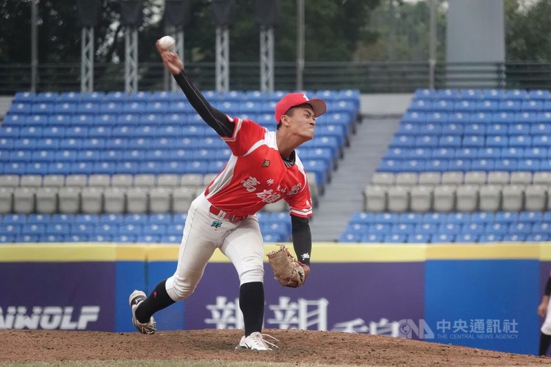 2025新北富邦國際城市U18棒球邀請賽地主新北藍隊19日與高雄市隊交手，高雄市隊先發投手陳昱勛（圖）投6.1局失1分責失分、無關勝敗；高雄市隊終場以1比2吞敗。中央社記者謝靜雯攝　114年12月19日