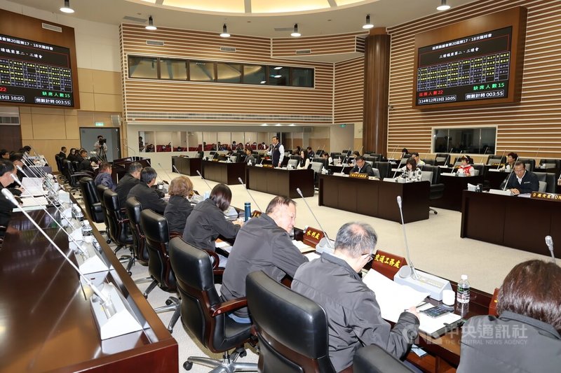 苗栗縣政府修正組織自治條例，擬於民國115年3月裁撤長照中心、成立「長期照護處」整合各項照護業務，另配合數位轉型、資安韌性成立「數位研考處」，提案19日經縣議會三讀通過。中央社記者管瑞平攝　114年12月19日