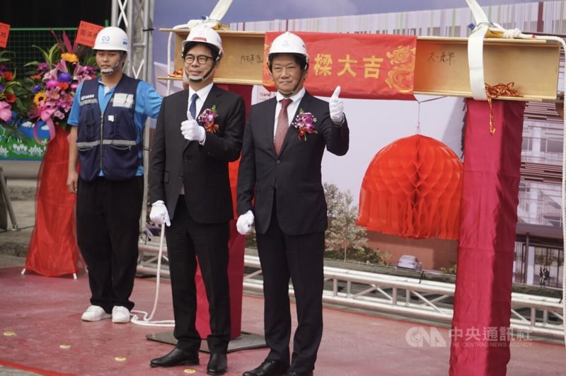 三井集團在高雄鳳山興建全台第3座LaLaport，19日基地舉辦上梁儀式。高雄市長陳其邁（前左）、台灣三井不動產董事長久一康洋（前右）比讚合影。中央社記者董俊志攝　114年12月19日