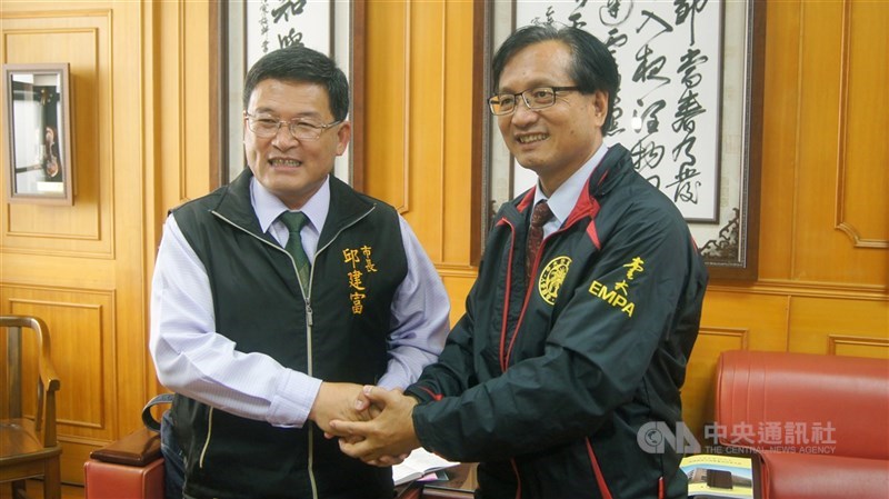 左為前彰化市長邱建富（中央社檔案照片）