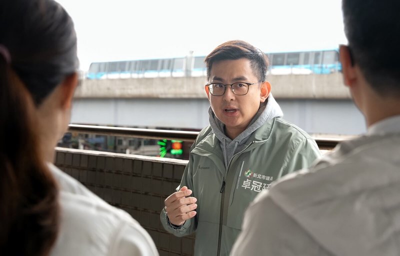 民進黨新北市議員卓冠廷（中）表示，新北捷運三鶯線列車測試噪音影響校園與住戶，18日前往鳳鳴國中會勘，並要求新北捷運局改善。 （卓冠廷服務處提供）中央社記者黃旭昇新北市傳真　114年12月19日