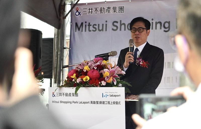 三井集團在高雄鳳山興建全台第3座LaLaport，19日基地舉辦上梁儀式。高雄市長陳其邁致詞表示，鳳山是高雄最大行政區，有35萬人口，LaLaport將是鳳山首家百貨公司，市民也相當期待。中央社記者董俊志攝　114年12月19日
