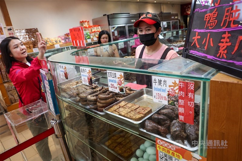 財政部統計去年底全國營利事業共165.7萬家，其中女性負責人占比達37.4%創新高。圖為民眾在西門商圈店舖消費。（中央社檔案照片）