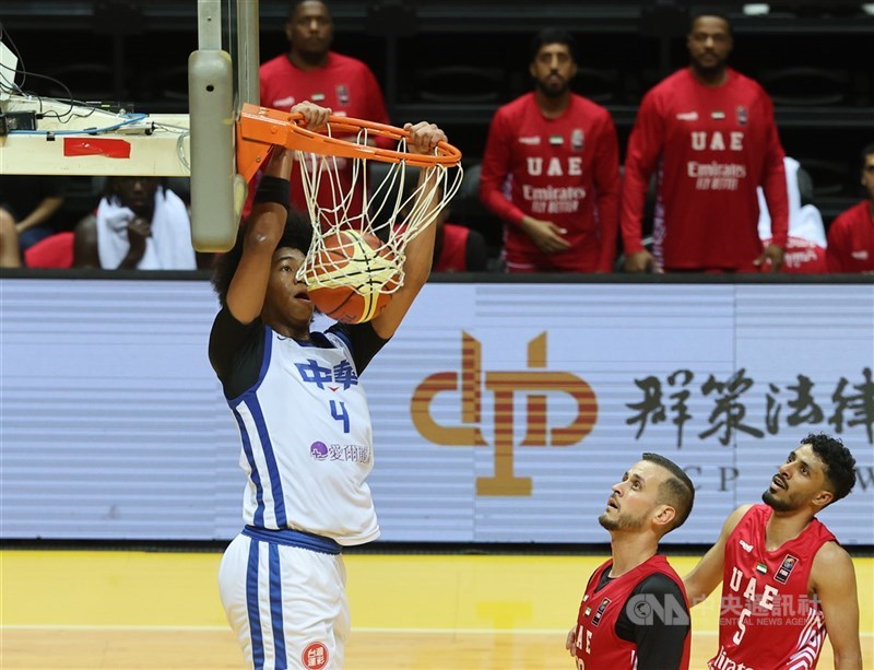 效力於全美大學體育聯盟（NCAA）哈佛大學男籃的台美混血好手賀博（左），19日入選Lou Henson獎的季初觀察名單，有機會拚哈佛校史第1人。（中央社檔案照片）