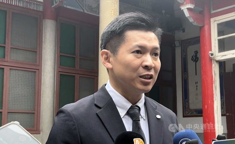 國民黨前發言人何志勇19日表態爭取參選下屆新竹市長，他說，參選並非為了反對特定人選，而是要挑戰阻礙進步的陳舊結構與思維，他將持續聆聽市民心聲，將各界意見轉化為明確的市政升級方案。中央社記者郭宣彣攝　114年12月19日