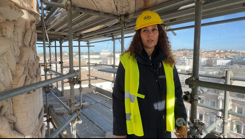 古羅馬皇帝馬可奧理略的紀念圓柱正執行整修工程,專案負責人、考古營運總監鮑加納(Marta Baumgartner)親自導覽解說修復計畫。中央社記者黃雅詩羅馬攝 114年12月19日