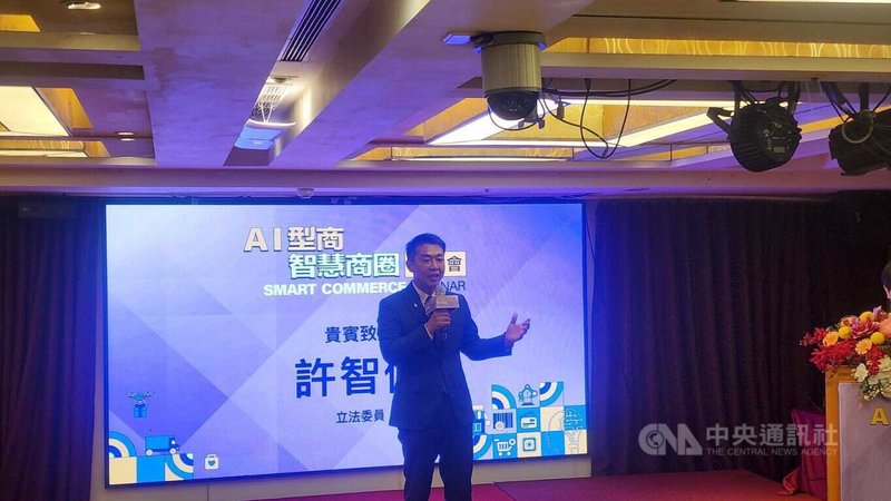 爭取高雄市長初選出線的民進黨立委許智傑（圖）19日舉行「AI型商智慧商圈座談會」，他以「數位孿生城市」概念，提出在虛擬世界建立一個與高雄完全相同的模型，用以預測颱風、淹水等災害。中央社記者洪學廣攝　114年12月19日