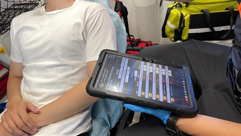 台北市消防局急重症整合系統在民國114年初正式上線，透過App連接各式藍牙生理監視設備，讓救護車在送醫途中可即時獲取並傳輸生命徵象數據至醫院，此系統近期也獲2026智慧城市創新應用獎肯定。（台北市消防局提供）中央社記者劉建邦傳真　114年12月19日