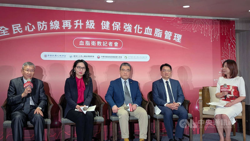 高血脂早期無症狀，是被輕忽的隱形殺手。健保署長陳亮妤（左2）19日表示，健保署已於9月起放寬高血脂用藥給付，2026年將再投入新台幣1.13億元加強個案管理，預估1年有3.4萬人受惠。中央社記者曾以寧攝　114年12月19日