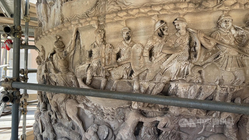 「馬可奧理略圓柱」修復計畫提供罕見機會,近距離觀賞這座平常只能從地面仰望的古蹟,圖中黑色部分是因霧霾或空汙等原因毀損,尚待清潔恢復。中央社記者黃雅詩羅馬攝 114年12月19日