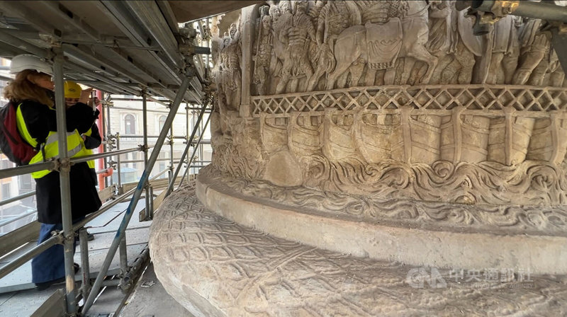 建於2世紀的羅馬古蹟「馬可奧理略圓柱」正進行修復工程，中央社記者與外媒應邀登上超高鷹架，罕見近距離觀賞這座紀念古羅馬皇帝的圓柱。中央社記者黃雅詩羅馬攝　114年12月19日